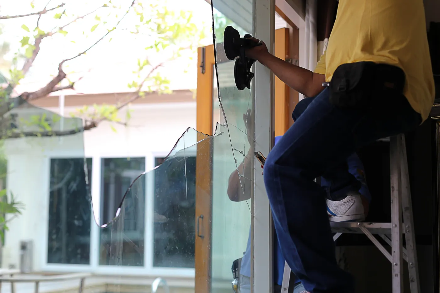 Verrière d'atelier en verre clair posée dans les Hauts-de-Seine